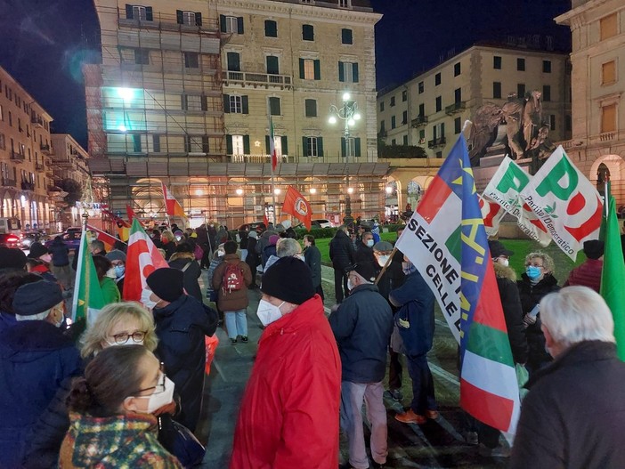 La Savona antifascista scende in piazza: "Questi rigurgiti non passeranno. Viva la Costituzione" (FOTO E VIDEO)