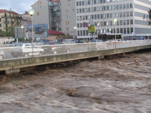 Il Letimbro minaccia Savona, ponti chiusi, difficoltà dei sanitari a raggiungere eventuali casi urgenti, vigili del fuoco mobilitati Il Letimbro minaccia Savona, ponti chiusi, difficoltà dei sanitari a raggiungere eventuali casi urgenti, vigili del fuoco mobilitati