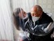 Vaccino o tampone obbligatorio per visitare i parenti nelle Rsa. Rambaudi (Opere Sociali): "Le strutture non potranno farsene carico"