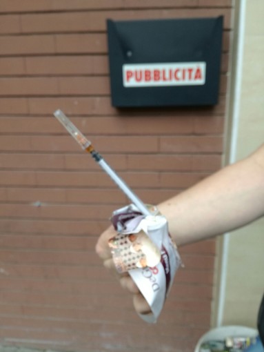 Siringhe nelle cassette della posta in Via Dalmazia ad Albenga Siringhe nelle cassette della posta in Via Dalmazia ad Albenga