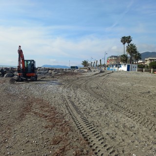 Albenga, spiagge pulite prima delle festività di Pasqua (FOTO) Albenga, spiagge pulite prima delle festività di Pasqua (FOTO)