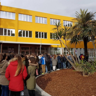 Botta e risposta sull'inaugurazione della scuola. La dirigente scolastica: "Non potevamo fare il trasferimento subito"