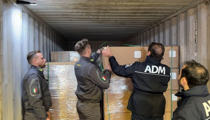 Agenzia delle Dogane e Finanza sequestrano circa 200 mila prodotti di elettronica e telefonia contraffatti