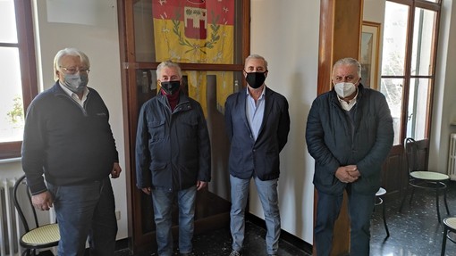 Villanova d'Albenga: Rino Ferrari va in pensione, tre sindaci si radunano per salutarlo Villanova d'Albenga: Rino Ferrari va in pensione, tre sindaci si radunano per salutarlo
