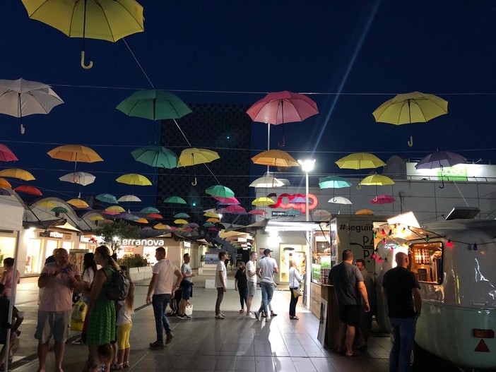 Grande affluenza al Molo 8.44 per la prima serata dello Street Food Festival (FOTO) Grande affluenza al Molo 8.44 per la prima serata dello Street Food Festival (FOTO)