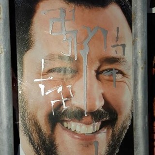 Svastiche "storte" e scarabocchi sul volto di Salvini: atti vandalici alla sede albenganese della Lega Svastiche "storte" e scarabocchi sul volto di Salvini: atti vandalici alla sede albenganese della Lega