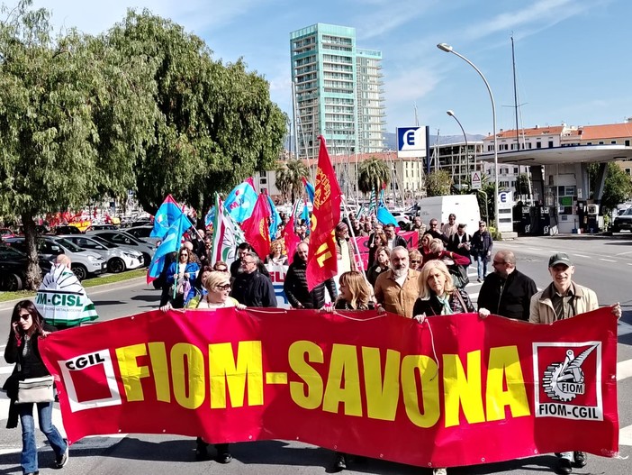 Sciopero dei metalmeccanici, a Savona corteo e presidio in via Gramsci (FOTO e VIDEO) Sciopero dei metalmeccanici, a Savona corteo e presidio in via Gramsci (FOTO e VIDEO)