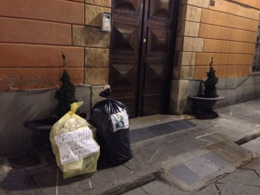 Albenga: leghisti in sostegno ad Andrea Bronda autore del gesto dimostrativo per evidenziare il problema rifiuti in città