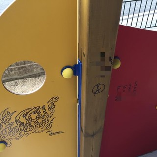 Stella: vandali in azione, giochi dei bambini imbrattati da scritte e disegni di cattivo gusto