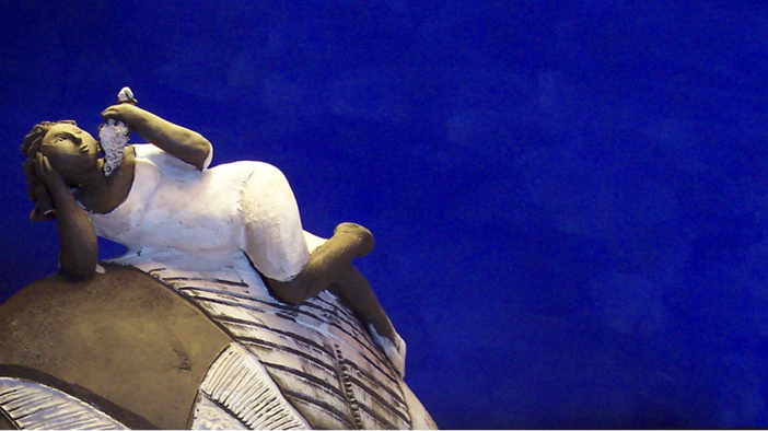 Manuela Incorvaia, Donna nel Vento, scultura in ceramica.