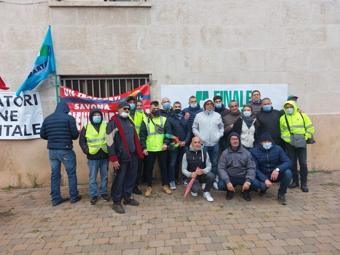 Sciopero servizi ambientali, a Savona centrali i problemi di Ata: "Se andiamo avanti così la spazzatura a Natale al sindaco gli arriverà al primo piano" (FOTO e VIDEO)