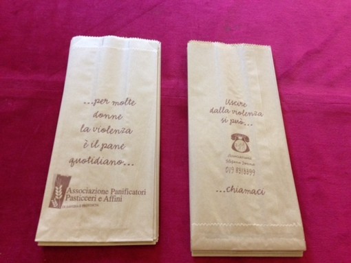 I sacchetti con i recapiti dell'Associazione Telefono Donna I sacchetti con i recapiti dell'Associazione Telefono Donna