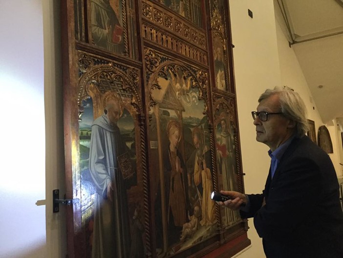 Vittorio Sgarbi visita la Pinacoteca e il Museo della Ceramica: "A Savona il più bel dipinto della Liguria"