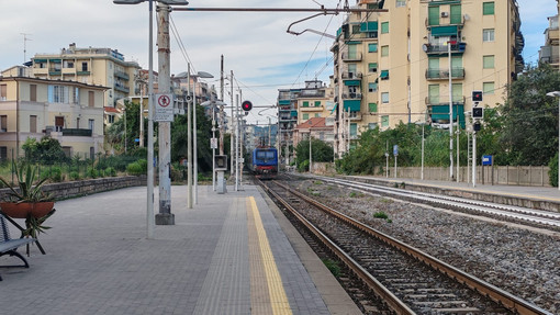 Una persona investita da un treno a Loano: soccorsi mobilitati, la vittima in codice rosso al Santa Corona