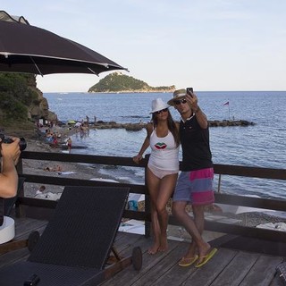 Baba Beach: i turisti posano per promuovere l’Italian Riviera Style sul social network russo Vkontakte