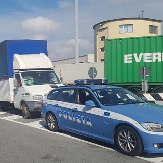 Macchine e autocarri sovraccarichi in partenza verso l'Africa, continuano i controlli delle Forze dell'Ordine