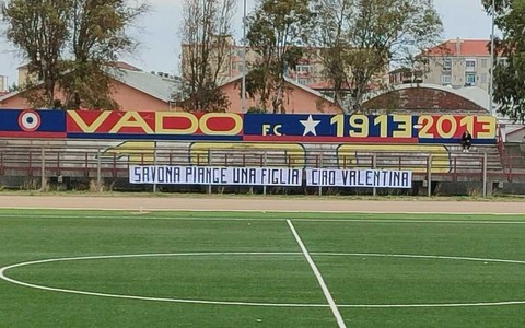 "Savona piange una figlia. Ciao Valentina": i tifosi biancoblu ricordano la 22enne con uno striscione