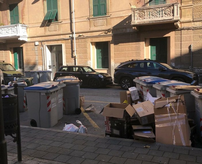 Savona, sopralluogo dei cittadini con il rappresentante del Difensore civico sulla situazione del porta a porta, restano criticità Savona, sopralluogo dei cittadini con il rappresentante del Difensore civico sulla situazione del porta a porta, restano criticità