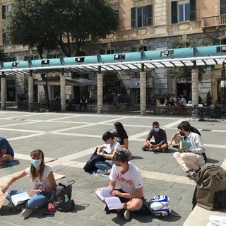 Savona, in Piazza Sisto un sit-in degli studenti per chiedere la riapertura delle biblioteche e delle aule studio
