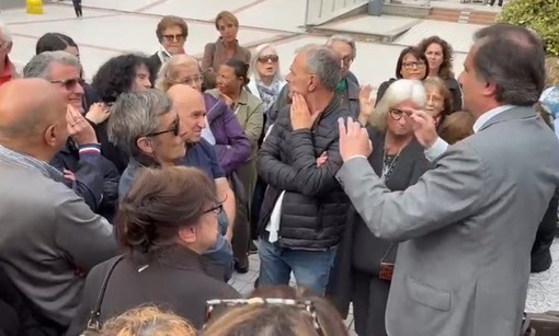 Porta a porta a Savona, il sindaco incontra i residenti di San Michele tra polemiche e contestazioni Porta a porta a Savona, il sindaco incontra i residenti di San Michele tra polemiche e contestazioni