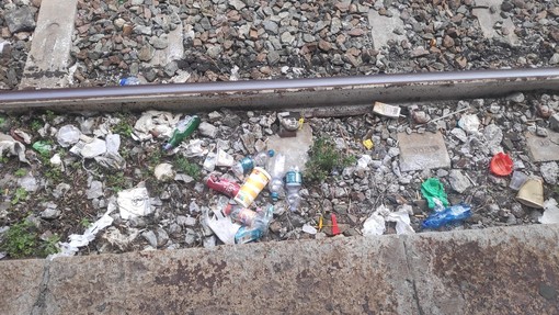 "Spazzatura tra i binari della stazione, non è un bel biglietto da visita per la città di Savona" "Spazzatura tra i binari della stazione, non è un bel biglietto da visita per la città di Savona"