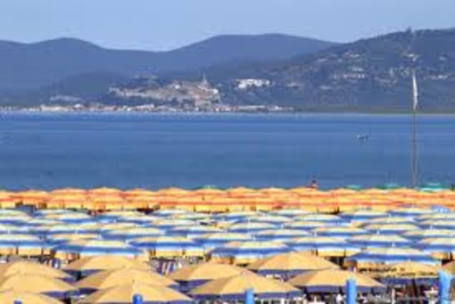 Savona, “Che spettacolo di serata”. La serata bianca degli stabilimenti balneari Savona, “Che spettacolo di serata”. La serata bianca degli stabilimenti balneari