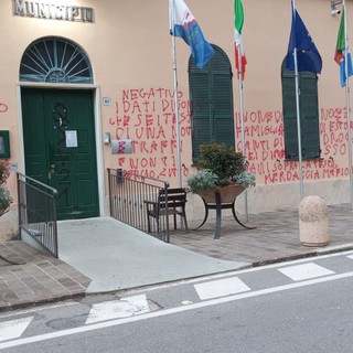 Cisano, nuove pesanti scritte contro il sindaco Niero: imbrattate anche case di privati