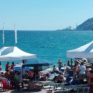 Savona, con lo "Scaletto senza scalini" torna la spiaggia dedicata alla balneazione delle persone disabili