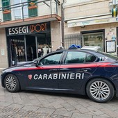 Spaccata in un negozio di abbigliamento sportivo a Pietra: ladri in fuga con il bottino