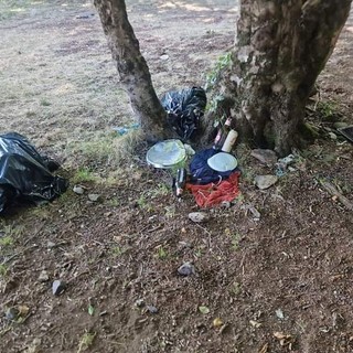 Degrado nell'area picnic di Stella. Il Sindaco: "Chiederò una riunione per valutare tutte le ipotesi per abbattere questo fenomeno di inciviltà e ignoranza" (FOTO)