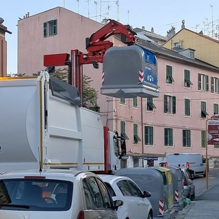 Savona, lancio di uova contro un operatore Sea-S durante la raccolta dei rifiuti