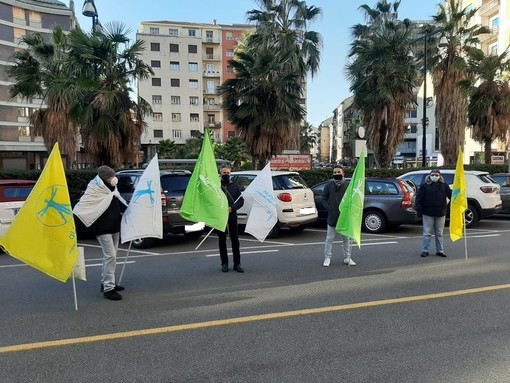 Savona, infermieri e personale sanitario in presidio davanti alla Prefettura: "Gli operatori sono stremati, diciamo basta" (FOTO e VIDEO)