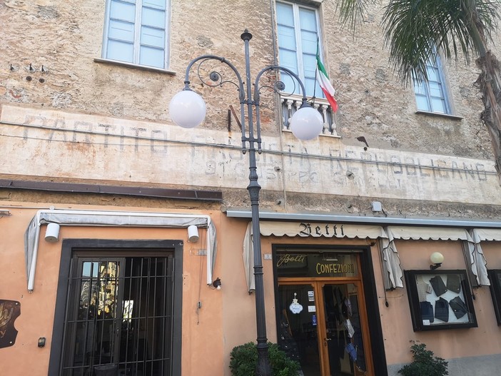 Vecchia scritta fascista a Pietra Ligure, ritorna la polemica: "Da cancellare". Ma c'è chi dice no