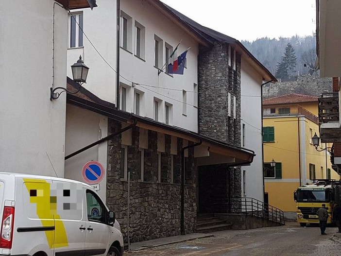 Ultimo giorno di scuola, il sindaco di Calizzano saluta gli studenti e annuncia il via ai lavori nella palestra