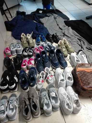 Controlli antiabusivismo commerciale a Pietra Ligure: sequestrate numerose paia di scarpe contraffatte