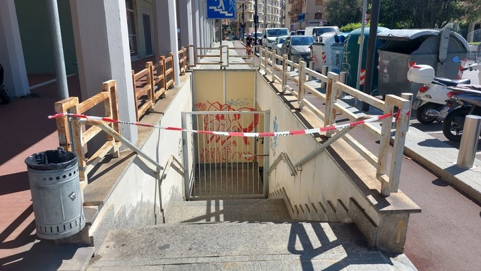 Savona, cadono pezzi d'intonaco dal sottopassaggio dalle scuole XXV Aprile, chiuso l'accesso Savona, cadono pezzi d'intonaco dal sottopassaggio dalle scuole XXV Aprile, chiuso l'accesso