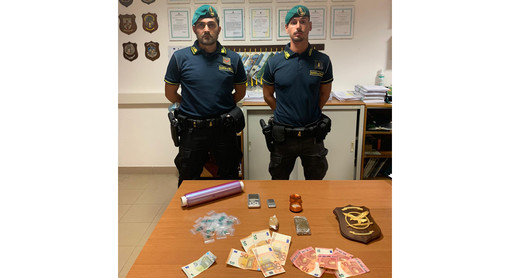 Savona, trovato in possesso di diverse dosi di hashish e di 300 euro in contanti: 21enne arrestato dalla Guardia di Finanza Savona, trovato in possesso di diverse dosi di hashish e di 300 euro in contanti: 21enne arrestato dalla Guardia di Finanza