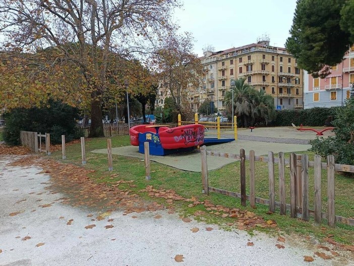 Savona, vandali danneggiano staccionate e panchine al Prolungamento. Il Sindaco: "Chi compie questi atti non fa un dispetto al Comune, ma ai cittadini" Savona, vandali danneggiano staccionate e panchine al Prolungamento. Il Sindaco: "Chi compie questi atti non fa un dispetto al Comune, ma ai cittadini"