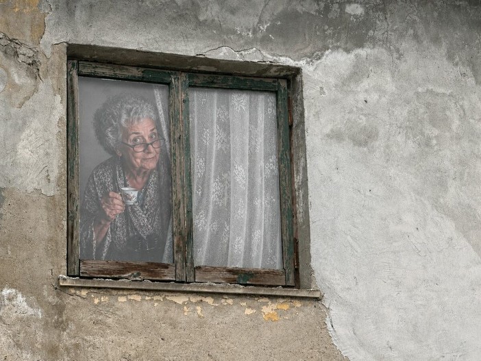A Bragno arriva "la signora alla finestra": tra ironia e curiosità, prosegue la mobilitazione per salvare il teatrino A Bragno arriva "la signora alla finestra": tra ironia e curiosità, prosegue la mobilitazione per salvare il teatrino