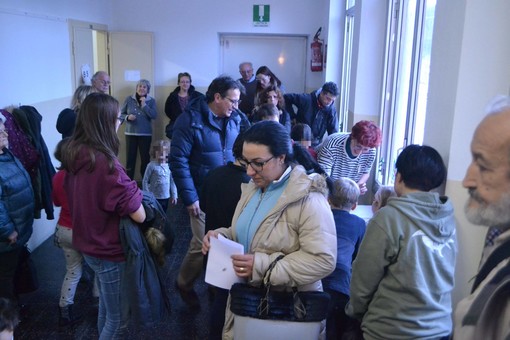 Open day "natalizio" alla scuola elementare di Ferrania: i bambini presentano gli oggetti realizzati durante la settimana alternativa