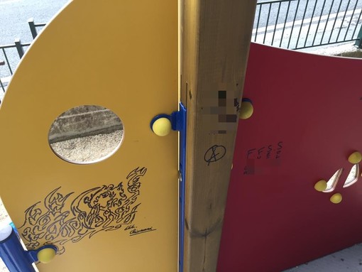Stella: vandali in azione, giochi dei bambini imbrattati da scritte e disegni di cattivo gusto Stella: vandali in azione, giochi dei bambini imbrattati da scritte e disegni di cattivo gusto