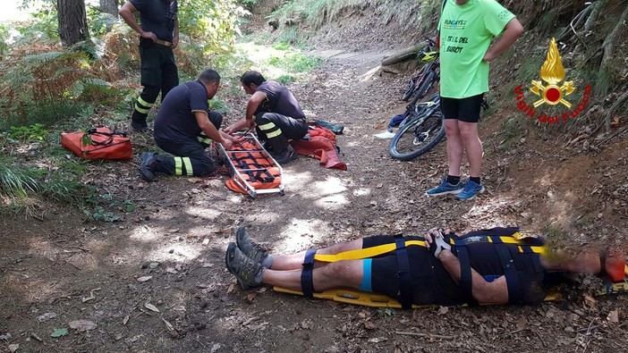 Biker ferito nei boschi di Rocchetta di Cairo: intervento dei Vigili del Fuoco e dei sanitari (FOTO) Biker ferito nei boschi di Rocchetta di Cairo: intervento dei Vigili del Fuoco e dei sanitari (FOTO)