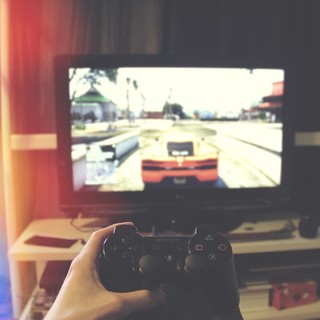 Come luci, suoni e colori ci tengono incollati allo schermo quando giochiamo