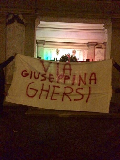 Cairo, uno striscione pro-Giuseppina Ghersi esposto durante i rintocchi della  campana per ricordare i caduti