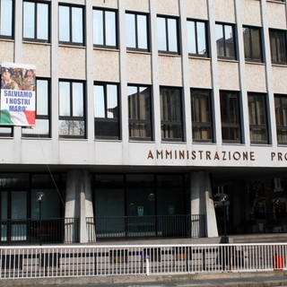 Striscione su Palazzo Nervi: "Salviamo i nostri Marò", ma come? Striscione su Palazzo Nervi: "Salviamo i nostri Marò", ma come?