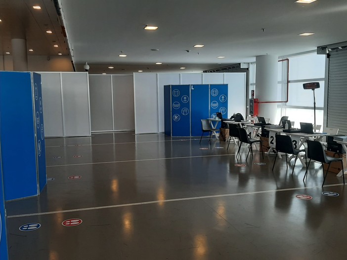 "Furbetti del vaccino" all'open day Pfizer per anticipare il richiamo, Asl precisa: "Apertura solo per le prime dosi" "Furbetti del vaccino" all'open day Pfizer per anticipare il richiamo, Asl precisa: "Apertura solo per le prime dosi"