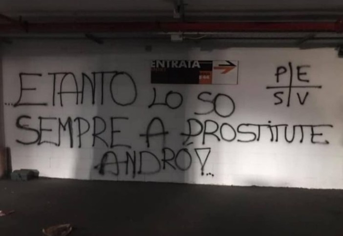 Mura imbrattate al Molo 8.44. I Pessimi Elementi puntualizzano: "Firma falsa, ma ci offriamo di ritinteggiare il muro"