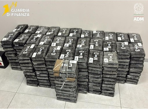 340 chili di cocaina nascosti in un container: sequestro al porto di Vado (VIDEO) 340 chili di cocaina nascosti in un container: sequestro al porto di Vado (VIDEO)