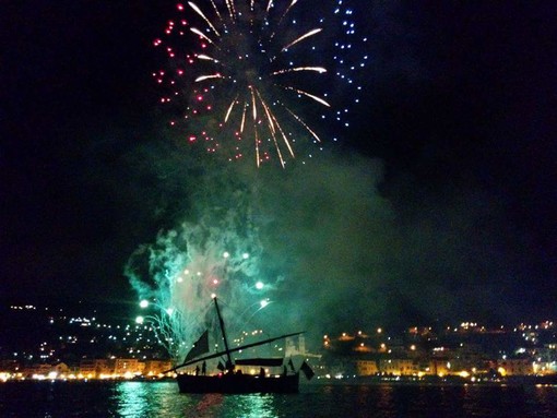 Sbarco dei Saracei di Laigueglia, un'ora di grande spettacolo accompagnata da una eclissi totale della Luna