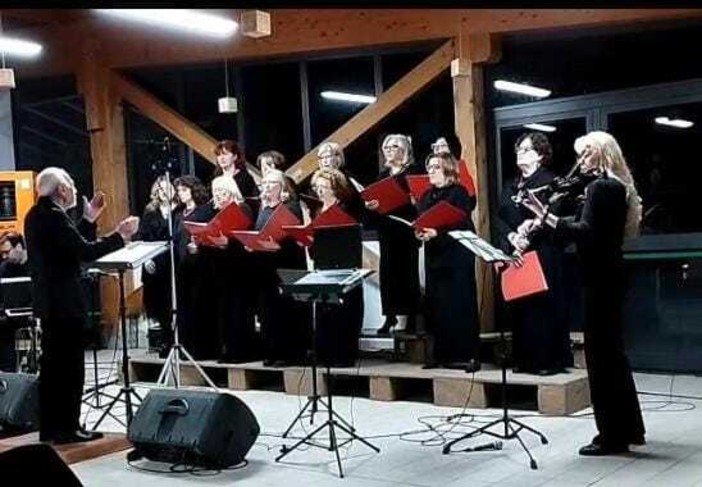 Cosseria unita contro la violenza sulle donne: grande partecipazione all’evento "Mai Bandiera Bianca"